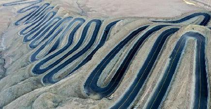 壮観！パミール高原を貫くつづら折りの道　新疆ウイグル自治区