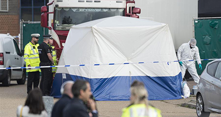 英警察、トラックのコンテナから３９人の遺体発見