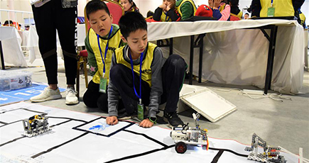ロボットコンテストで知恵を競う子供たち　山東省日照市