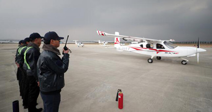 中国、初飛行に成功　４人乗り電動航空機