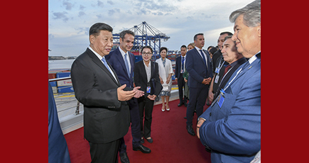 習近平主席とギリシャ首相、ピレウス港事業を視察