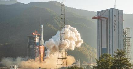 中国、北斗ナビの５０、５１基目衛星打ち上げ成功