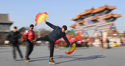 元気はつらつ！ローラースケートを楽しむ高齢者　内モンゴル自治区