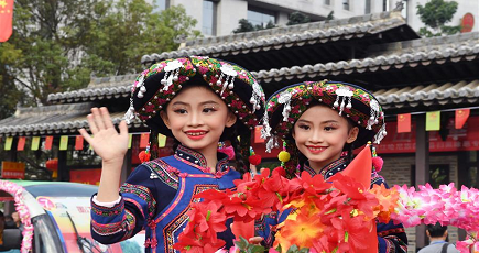 雲南省墨江県で国際双子文化祭　双子たちの華やかなパレード