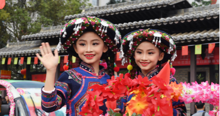 雲南省墨江県で国際双子文化祭　双子たちの華やかなパレード