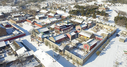内モンゴル自治区フフホト市で降雪　寺院が雪化粧