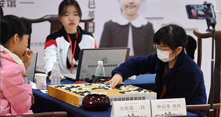 中日女子囲碁超新星招待戦、中国の呉依銘が初戦を制す