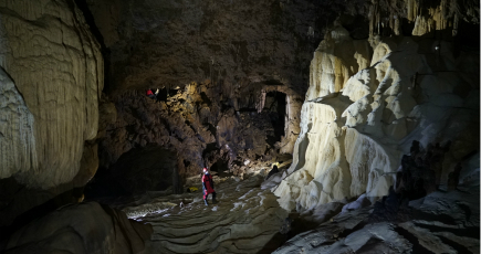 多国籍探検隊、広西チワン族自治区東蘭県で大型の天坑を発見