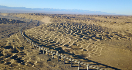まるで沙漠に横たわる巨竜　壮大な沙山溝特大橋をゆく　甘粛省