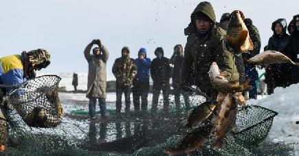 雪原の湖で冬の漁　内モンゴル自治区
