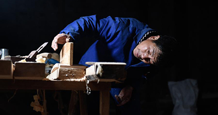 光る匠の技　古い舞台に新たな命を吹き込む職人たち　浙江省寧海県