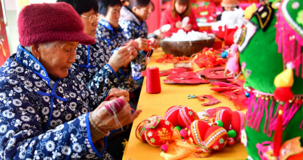 伝統刺繍、農民の増収を促進　山西省万栄県
