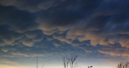 貴陽市の上空に「乳房雲」出現　貴州省