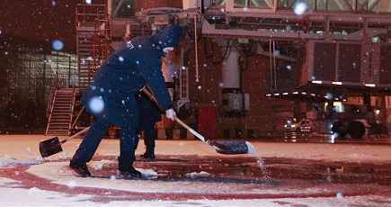 天津空港、連夜の除雪作業で安全な運航を確保