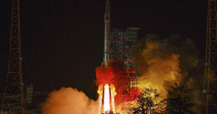 中国、通信技術試験衛星５号の打ち上げ成功