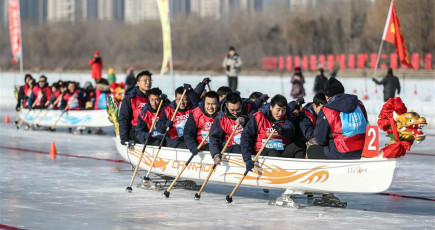 氷上のドラゴンボートレースで激しい熱戦　遼寧省瀋陽市