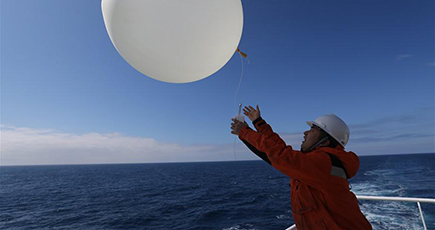 「雪竜２号」、初の観測気球を放つ　気象データを収集