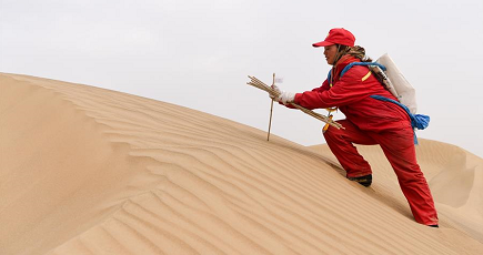石油資源を探る地球物理探査隊の女性隊員　新疆ウイグル自治区
