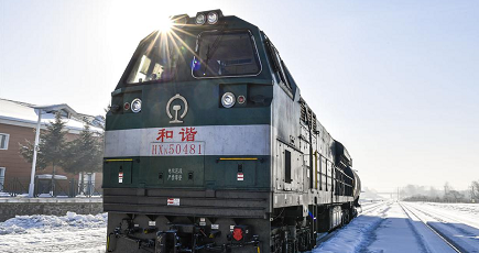 白銀の世界を走る「送水列車」　吉林省長白山風景区