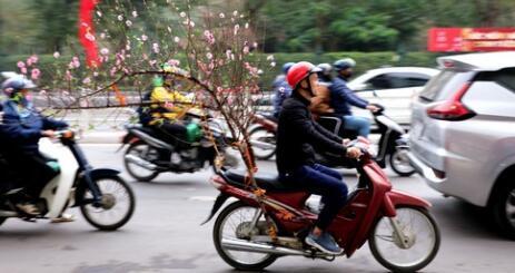 春節を迎えるベトナムの人々