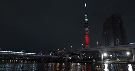 東京スカイツリー、「中国紅」にライトアップ　春節祝う