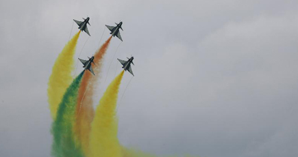 シンガポール航空ショー　中国空軍八一飛行表演隊が見事な演技披露
