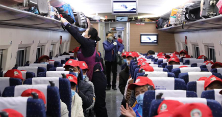 「特別列車」、貧困脱却の希望を乗せて職場復帰を支援