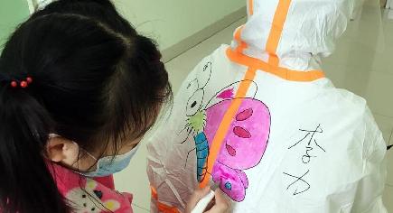 武漢市の小児病棟に広がるアニメの世界