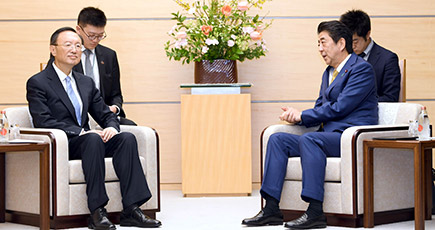 安倍首相、楊潔篪氏と会見