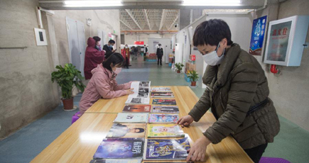 武漢市の臨時医療施設に読書コーナーが登場