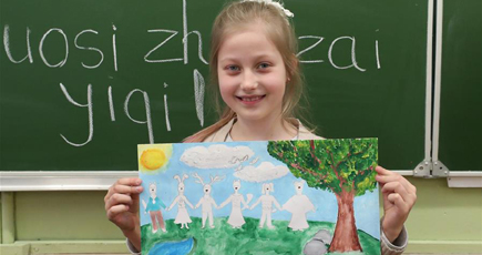 ベラルーシの子どもたち、絵を描いて中国を応援