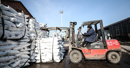 物資の輸送で春の農作業をサポート　遼寧省