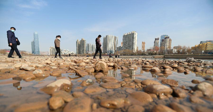 黄河蘭州流域、水不足で河床が露呈　甘粛省