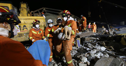 事故から５２時間後に母子救出　福建省泉州市ホテル倒壊
