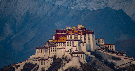 雪化粧したポタラ宮　チベット自治区