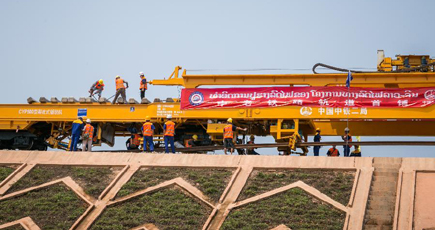 中国・ラオス鉄道、レール敷設工事始まる