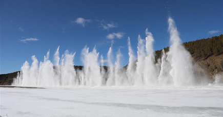 黒竜江沿岸の複数地区で氷の爆破作業　黒竜江省