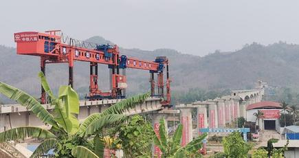 中国ラオス鉄道、メコン川を渡る特大橋の橋梁架設始まる