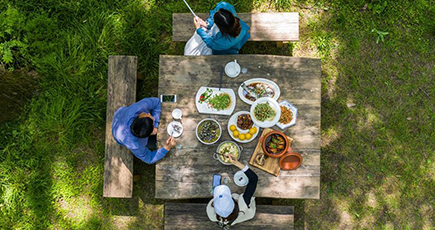森の中での食事をライブ配信、地元の美食を紹介　浙江省杭州市