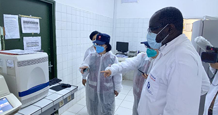 中国の専門家チーム、コートジボワールの新型コロナ感染症指定病院を訪問