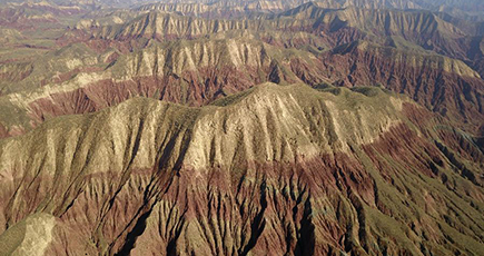堆積岩が織りなす別世界　丹霞地形の大地に夏の訪れ　甘粛省