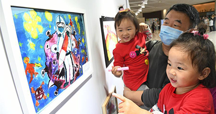 子どもが絵画で医療従事者へ感謝伝える　山東省青島市