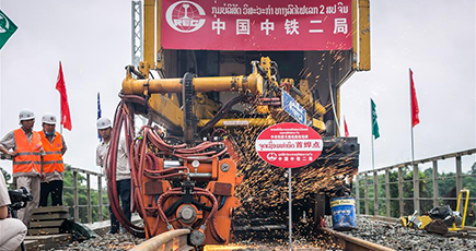 中国ラオス鉄道、最初のシームレスレール現場溶接に成功