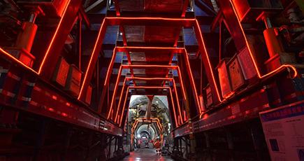 中国ラオス鉄道の２番目に長いトンネル、無事貫通