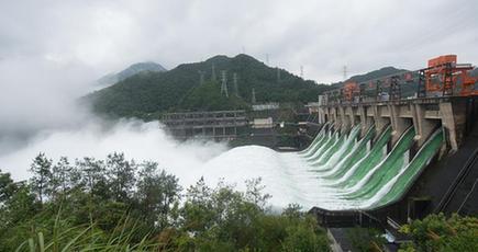 浙江省の新安江ダム、全ゲートを開き放流　６１年の歴史で初