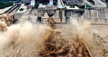 黄河小浪底ダムが事前放流、洪水防止に容量確保　河南省