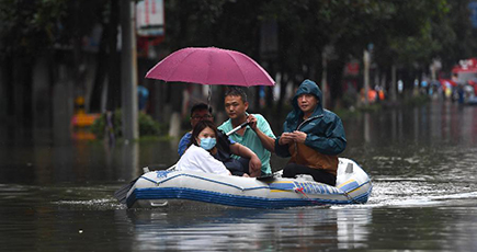 豪雨で市街地が浸水、住民の救助活動続く　江西省