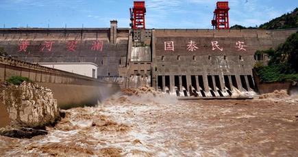 黄河の三門峡ダム、洪水備え放流　河南省