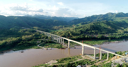 中国ラオス鉄道、メコン川に架かる特大橋２本の橋梁架設が完了