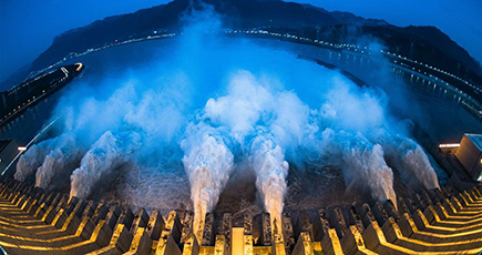 長江の増水、２回目のピークが三峡ダムを通過